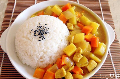 咖喱飯放鹽嗎 家?？о埖淖龇?></p><h3>咖喱飯熱量高不高?</h3><p>咖喱飯的熱量(以100克可食部分計)是225大卡(941千焦)，單位熱量適中。每100克咖喱飯的熱量約占中國營養(yǎng)學(xué)會推薦的普通成年人保持健康每天所需攝入總熱量的10%。</p><p style=