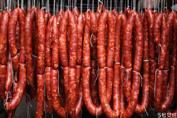 香腸臘肉可以帶上飛機嗎 香腸臘肉一般煮多久可以吃 香腸臘肉可以帶上飛機嗎 香腸臘肉一般煮多久可以吃