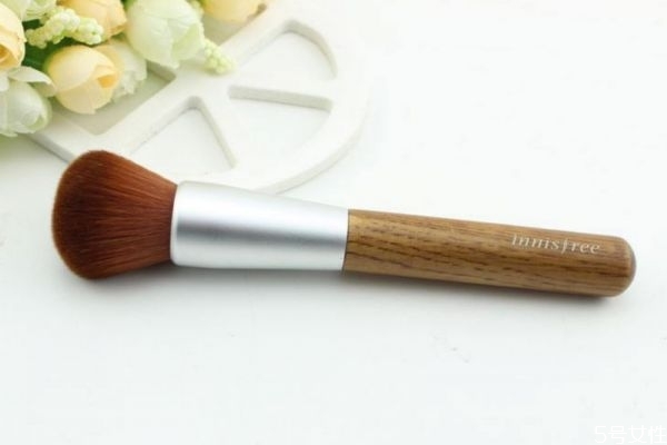 粉底刷真的比美妝蛋好用嗎 天天用粉底刷會(huì)傷皮膚嗎 粉底刷真的比美妝蛋好用嗎 天天用粉底刷會(huì)傷皮膚嗎