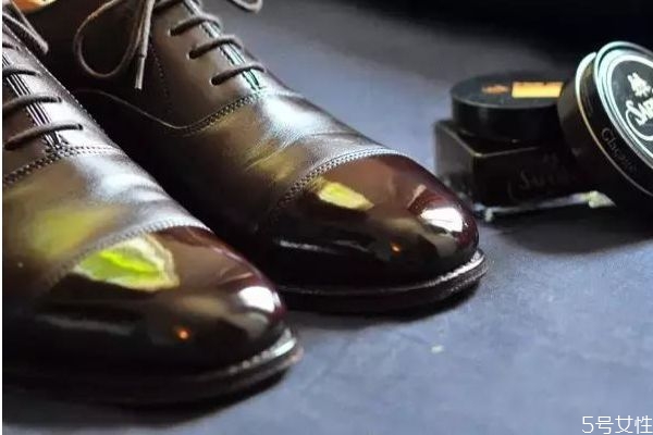 皮靴子掉皮了怎么辦 皮鞋掉皮用什么修補 皮靴子掉皮了怎么辦 皮鞋掉皮用什么修補