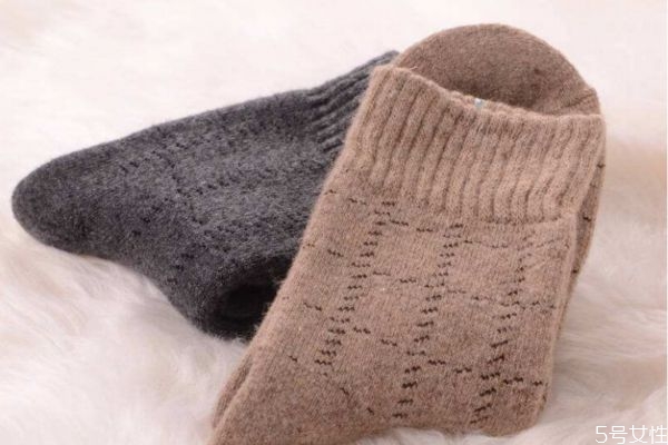 長(zhǎng)筒襪應(yīng)該搭配什么上衣 長(zhǎng)筒襪時(shí)尚搭配