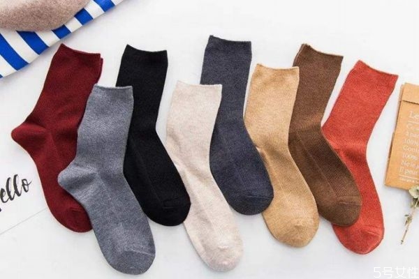 長(zhǎng)筒襪應(yīng)該搭配什么上衣 長(zhǎng)筒襪時(shí)尚搭配