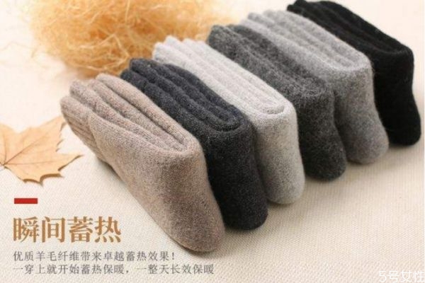 長(zhǎng)筒襪應(yīng)該搭配什么上衣 長(zhǎng)筒襪時(shí)尚搭配