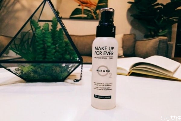 定妝噴霧可以當(dāng)爽膚水用嗎 定妝噴霧就是爽膚水嗎 定妝噴霧可以當(dāng)爽膚水用嗎 定妝噴霧就是爽膚水嗎