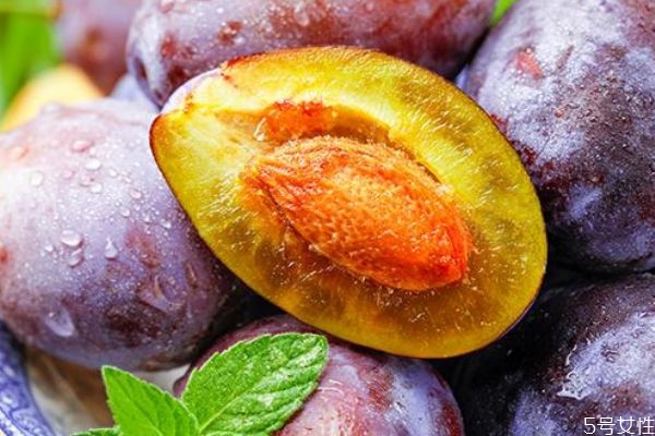 西梅一天吃幾個(gè)為宜 西梅應(yīng)該早上還是晚上吃 西梅一天吃幾個(gè)為宜 西梅應(yīng)該早上還是晚上吃