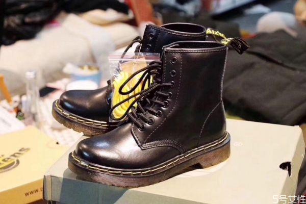 馬丁靴買(mǎi)大了穿著難看嘛 馬丁靴壓腳背解決辦法 馬丁靴買(mǎi)大了穿著難看嘛 馬丁靴壓腳背解決辦法