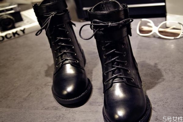 馬丁靴買(mǎi)大了穿著難看嘛 馬丁靴壓腳背解決辦法 馬丁靴買(mǎi)大了穿著難看嘛 馬丁靴壓腳背解決辦法