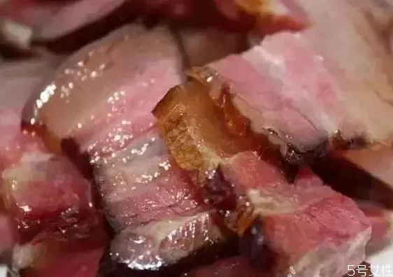 熏臘肉一斤肉放多少鹽 煙熏肉鹽和肉的比例 熏臘肉一斤肉放多少鹽 煙熏肉鹽和肉的比例