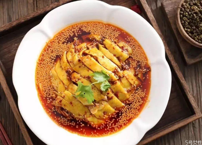 口水雞為什么那么黃 口水雞怎樣做才會(huì)發(fā)黃