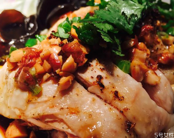 口水雞為什么用三黃雞 三黃雞做口水雞的做法 口水雞為什么用三黃雞 三黃雞做口水雞的做法