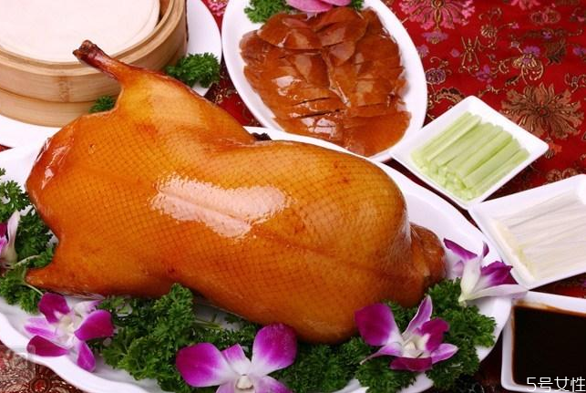 北京烤鴨是從南京傳過(guò)去的嗎 北京烤鴨和南京烤鴨的區(qū)別 北京烤鴨是從南京傳過(guò)去的嗎 北京烤鴨和南京烤鴨的區(qū)別