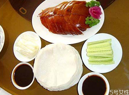 烤鴨用什么鴨子最好 燒鴨跟烤鴨哪一個好吃 烤鴨用什么鴨子最好 燒鴨跟烤鴨哪一個好吃