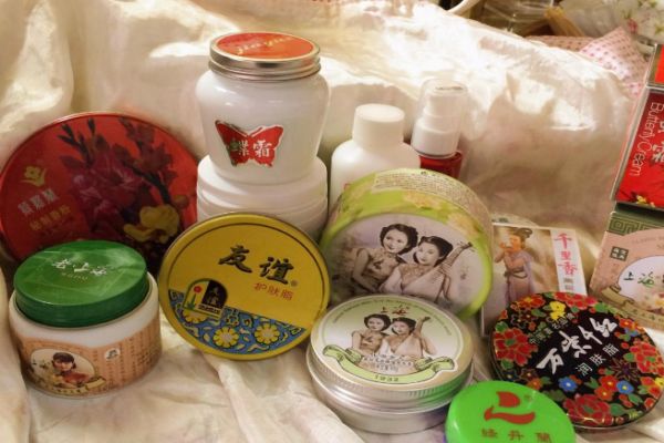 雪花膏應(yīng)該擦什么部位 雪花膏的正確用法 雪花膏應(yīng)該擦什么部位 雪花膏的正確用法