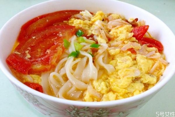 西紅柿雞蛋湯面可以放番茄醬嗎 番茄醬可以炒雞蛋嗎 西紅柿雞蛋湯面可以放番茄醬嗎 番茄醬可以炒雞蛋嗎