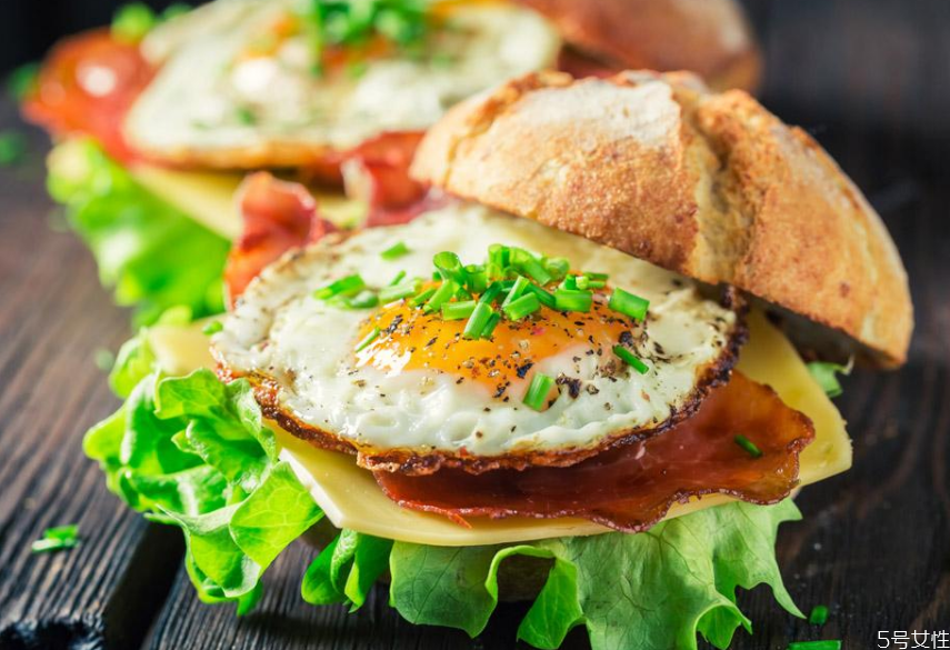 煎蛋怎么防止油濺出來 煎荷包蛋為什么油爆的厲害 煎蛋怎么防止油濺出來 煎荷包蛋為什么油爆的厲害