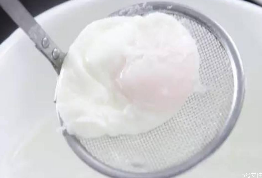 煮荷包蛋是冷水煮還是熱水煮 荷包蛋開(kāi)水煮幾分鐘