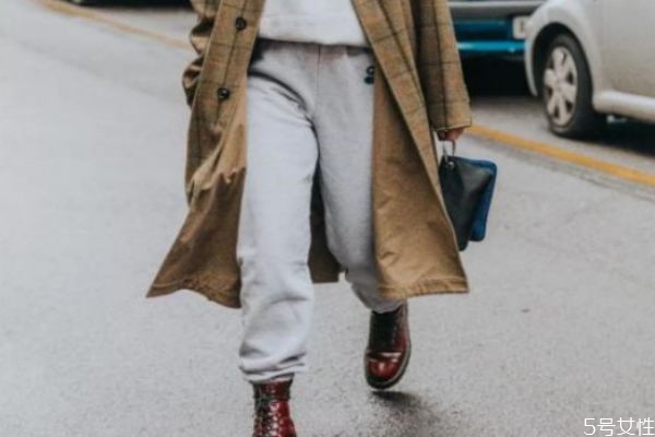 馬丁靴配運(yùn)動褲好看嗎 馬丁靴搭配什么褲子