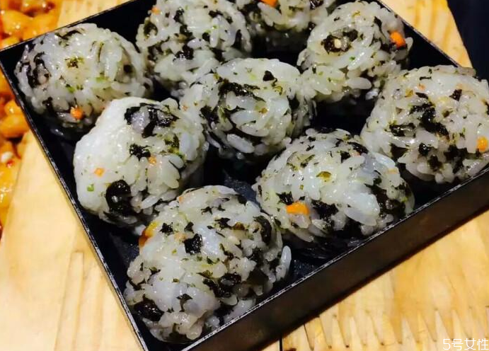 飯團怎么捏 怎樣捏飯團不散 飯團怎么捏 怎樣捏飯團不散