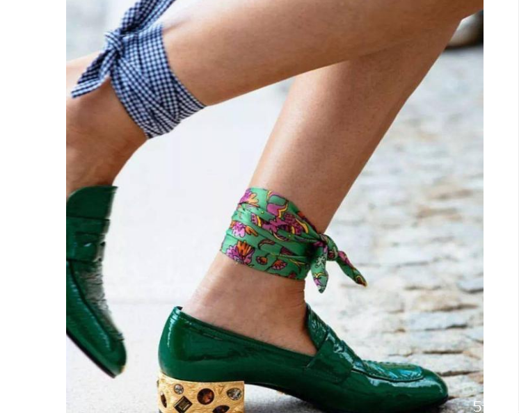 絲巾怎么搭配 絲巾搭配什么衣服好看 絲巾怎么搭配 絲巾搭配什么衣服好看