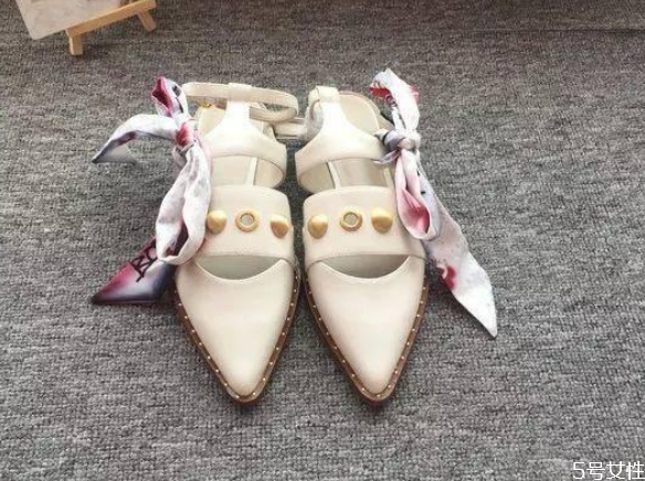 絲巾怎么搭配 絲巾搭配什么衣服好看 絲巾怎么搭配 絲巾搭配什么衣服好看