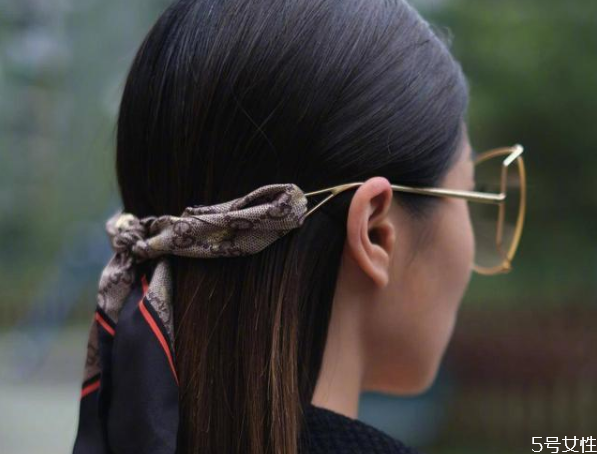 絲巾怎么搭配 絲巾搭配什么衣服好看 絲巾怎么搭配 絲巾搭配什么衣服好看