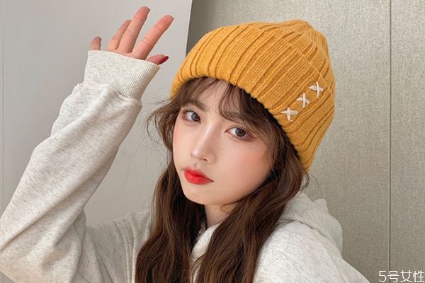 毛線帽戴著老掉怎么辦 毛線帽不掉的方法 毛線帽戴著老掉怎么辦 毛線帽不掉的方法