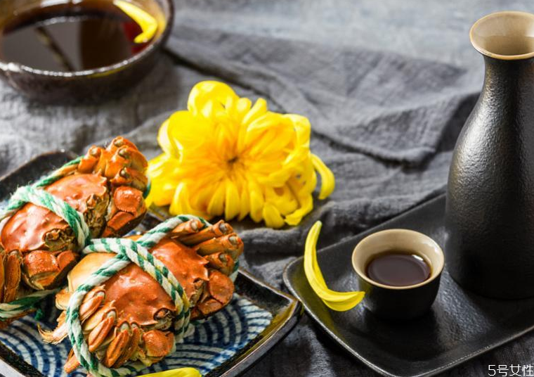 一斤黃酒相當(dāng)于幾兩白酒 黃酒可以喝幾兩 一斤黃酒相當(dāng)于幾兩白酒 黃酒可以喝幾兩