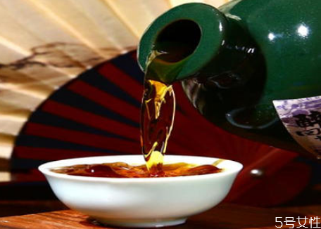 一斤黃酒相當(dāng)于幾兩白酒 黃酒可以喝幾兩 一斤黃酒相當(dāng)于幾兩白酒 黃酒可以喝幾兩