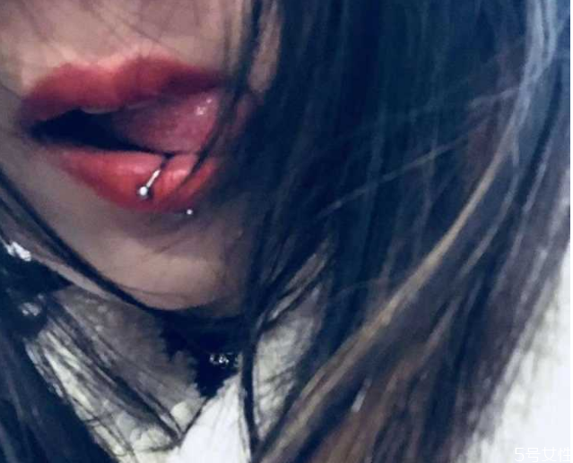 唇釘有什么含義 打唇釘?shù)慕? alt=