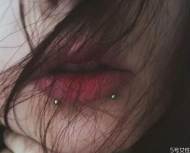 唇釘有什么含義 打唇釘?shù)慕?><span>唇釘有什么含義 打唇釘?shù)慕?/span></a></p>
         		 <div   id=