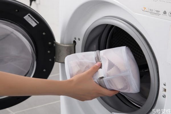 有扣子的衣服能放洗衣機嗎 洗衣服時扣子怎么處理 有扣子的衣服能放洗衣機嗎 洗衣服時扣子怎么處理