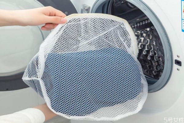 有扣子的衣服能放洗衣機嗎 洗衣服時扣子怎么處理 有扣子的衣服能放洗衣機嗎 洗衣服時扣子怎么處理