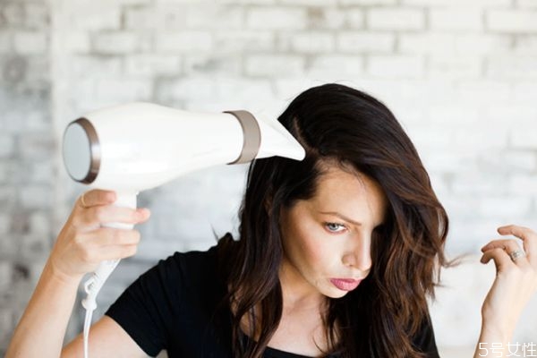 怎么預(yù)防吹風(fēng)機(jī)里面進(jìn)頭發(fā) 頭發(fā)卷進(jìn)吹風(fēng)機(jī)里怎么拿出來