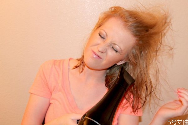 怎么預(yù)防吹風(fēng)機(jī)里面進(jìn)頭發(fā) 頭發(fā)卷進(jìn)吹風(fēng)機(jī)里怎么拿出來(lái) 怎么預(yù)防吹風(fēng)機(jī)里面進(jìn)頭發(fā) 頭發(fā)卷進(jìn)吹風(fēng)機(jī)里怎么拿出來(lái)