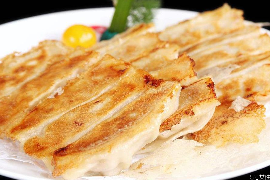 鍋貼的面糊水怎樣才酥 鍋貼淀粉水比例 鍋貼的面糊水怎樣才酥 鍋貼淀粉水比例