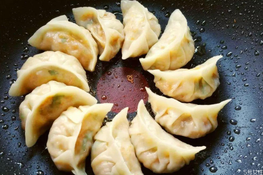 鍋貼的面糊水怎樣才酥 鍋貼淀粉水比例 鍋貼的面糊水怎樣才酥 鍋貼淀粉水比例