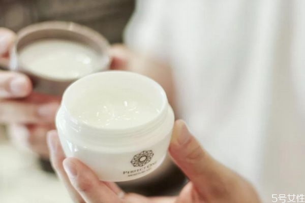 ?長期不用面霜會有什么后果 使用保濕面霜的方法 ?長期不用面霜會有什么后果 使用保濕面霜的方法