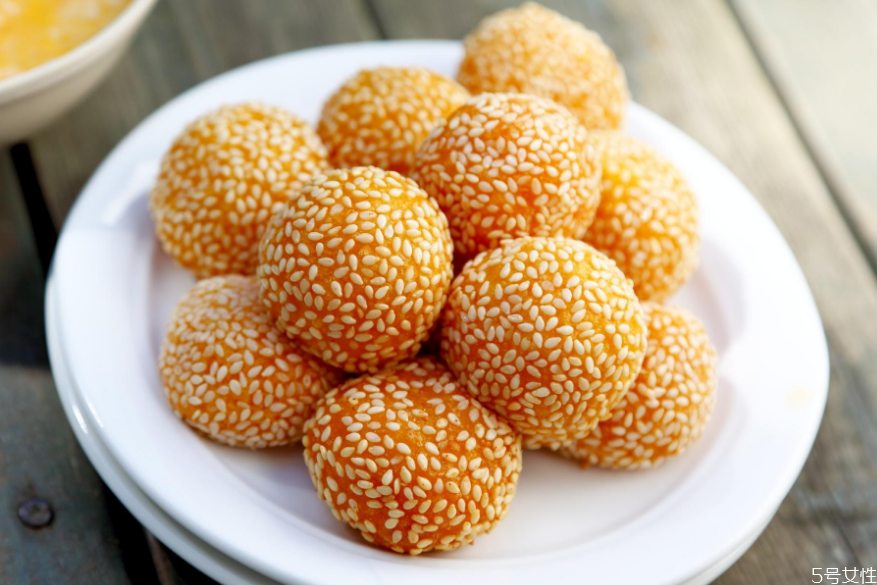 麻團(tuán)用泡打粉還是酵母 麻團(tuán)的做法和配方 麻團(tuán)用泡打粉還是酵母 麻團(tuán)的做法和配方