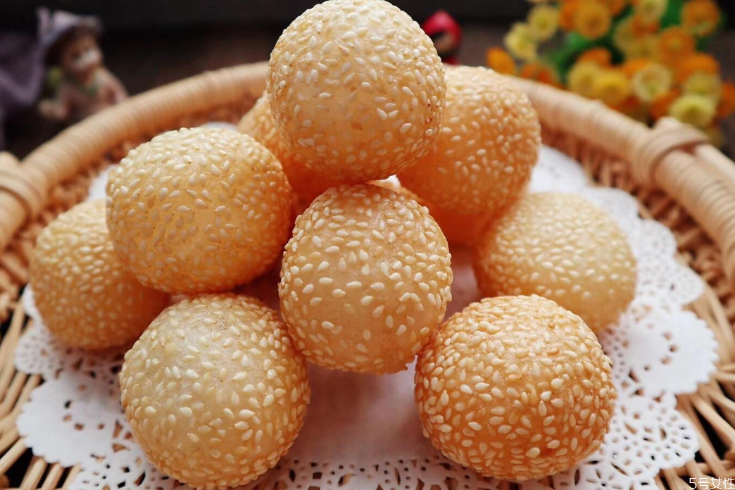 麻團(tuán)用泡打粉還是酵母 麻團(tuán)的做法和配方 麻團(tuán)用泡打粉還是酵母 麻團(tuán)的做法和配方