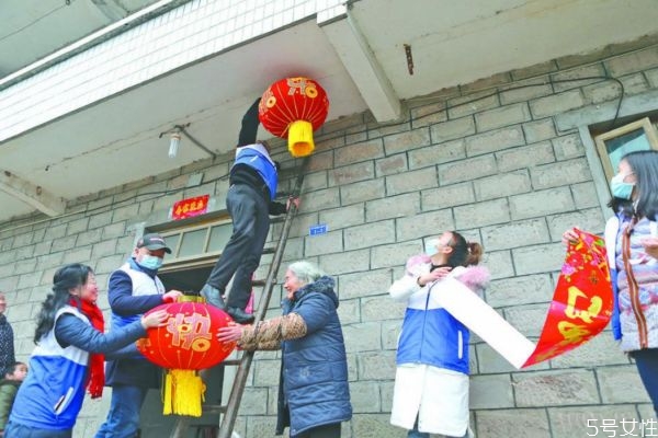 貼春聯(lián)上聯(lián)貼左還是右 貼春聯(lián)的由來和寓意 貼春聯(lián)上聯(lián)貼左還是右 貼春聯(lián)的由來和寓意