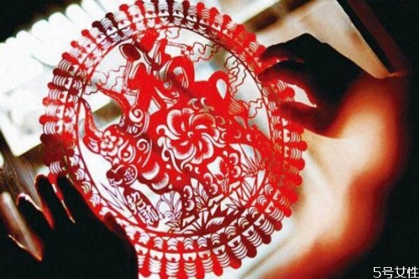 貼窗花正面朝屋里頭還是朝外面 過年窗花可以提前貼嗎 貼窗花正面朝屋里頭還是朝外面 過年窗花可以提前貼嗎