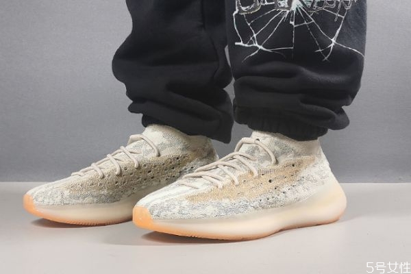 穿運(yùn)動鞋要空一個手指嗎 為什么運(yùn)動的時候要穿運(yùn)動鞋