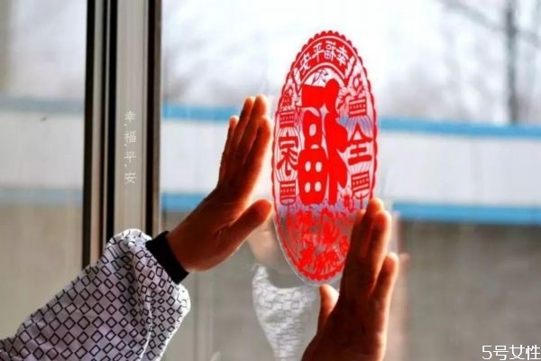 貼窗花正面朝屋里頭還是朝外面 過年窗花可以提前貼嗎 貼窗花正面朝屋里頭還是朝外面 過年窗花可以提前貼嗎