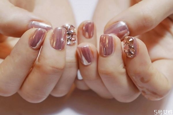 甲膠油能代替彩繪膠嗎 美甲可以自己摳下來嗎 甲膠油能代替彩繪膠嗎 美甲可以自己摳下來嗎