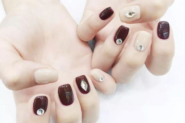 水性指甲油對(duì)人體有危害嗎 和油性指甲油的區(qū)別 水性指甲油對(duì)人體有危害嗎 和油性指甲油的區(qū)別