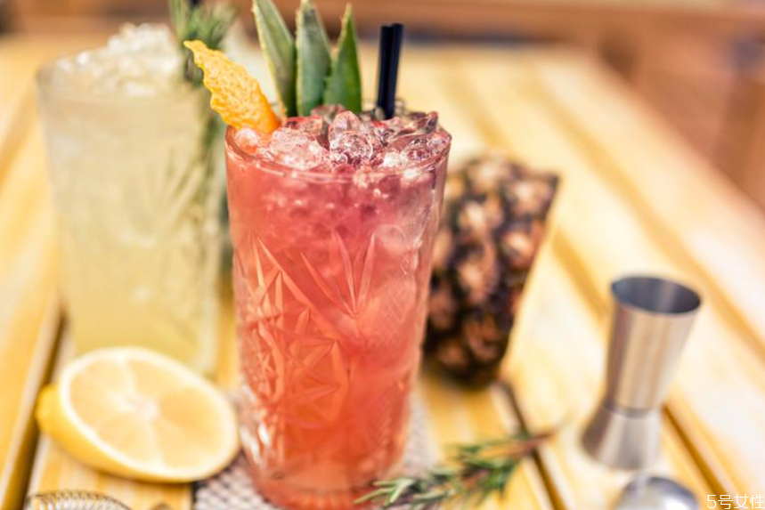 雞尾酒為什么被稱(chēng)為雞尾酒 雞尾酒為什么會(huì)分層