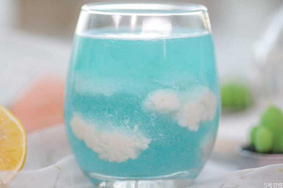 雞尾酒為什么被稱(chēng)為雞尾酒 雞尾酒為什么會(huì)分層