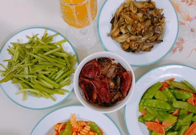 一天吃?xún)深D飯好還是三頓飯好