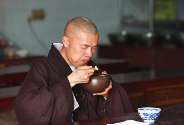 一天吃?xún)深D飯好還是三頓飯好