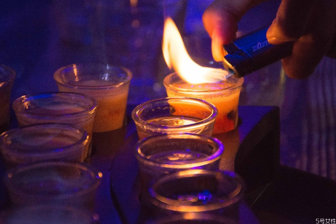 深水炸彈酒怎么做泡沫才多 深水炸彈怎么玩 深水炸彈酒怎么做泡沫才多 深水炸彈怎么玩